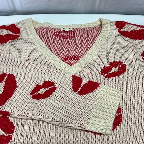 NEW - Red LIPS Graphic Size Small POL Sweater - Picture 9 of 11